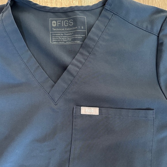 Figs Navy Scrub Set with Pink Drawstring - Picture 2 of 4